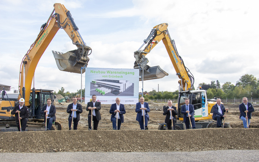 Beim Spatenstich für das neue Logistikzentrum von Grünbeck am Standort Höchstädt waren dabei (von links): Geschäftsführer Gerd Wagner vom Bauunternehmen Xaver Riebel; Bauingenieur Wolfgang Dischinger von Grünbeck; Geschäftsführer Dieter Scheuerer vom Planungsbüro i.CG; Projektleiter Markus Leib von Grünbeck; 1. Bürgermeister der Stadt Höchstädt, Gerrit Maneth; Grünbeck-Geschäftsführer Dr. Günter Stoll; Grünbeck-Aufsichtsratsvorsitzender Jürgen Weißenburger; Landrat Leo Schrell; Geschäftsführer Jürgen Leo vom Planungsbüro i.CG sowie Mitinhaber Hubert Kuhn vom Ingenieurbüro degen & partner mbb.