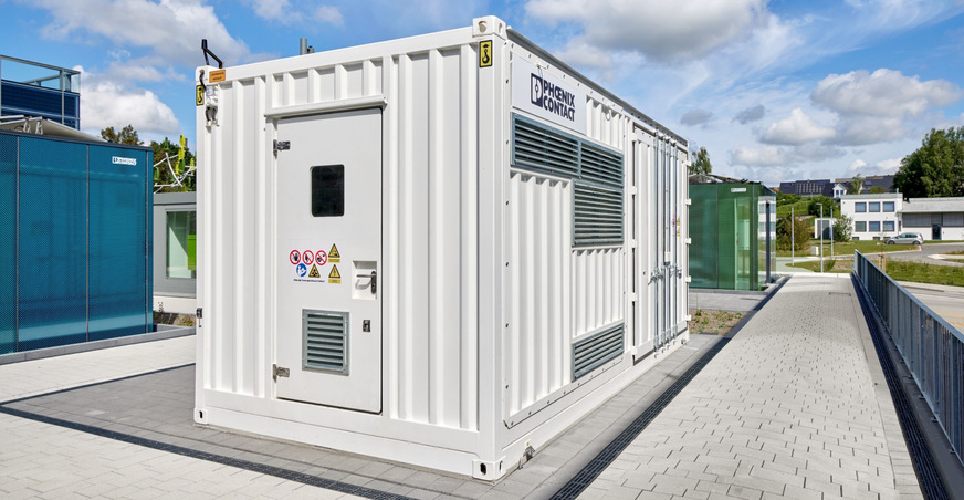 Bild 6 Der im All Electric Society Park installierte Batteriecontainer mit einem Energiespeicherkapazität von 1,2 MWh schafft die notwendige Flexibilität ins Stromnetz. Die im Container befindlichen Schaltschränke sind mit Komponenten von Phoenix Contact ausgestattet.